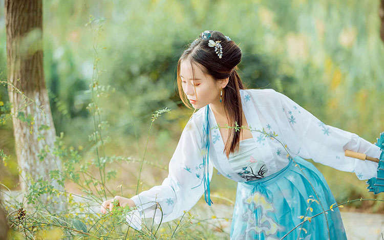 纪念当代网友自制汉服重现“江湖”19周年