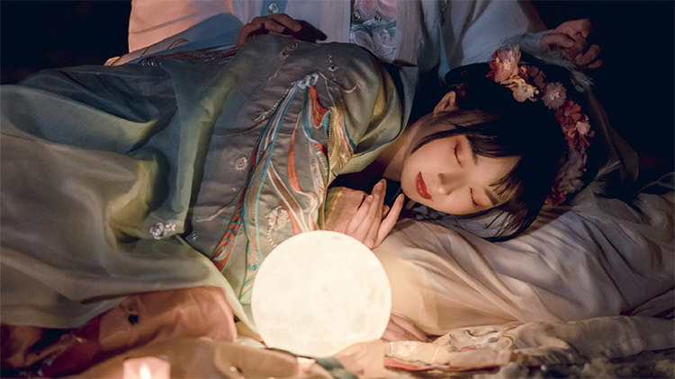 浮生五十弦，弦弦悲经年。