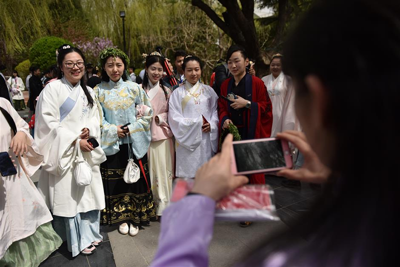 回归汉服：中国青年复兴传统汉文化