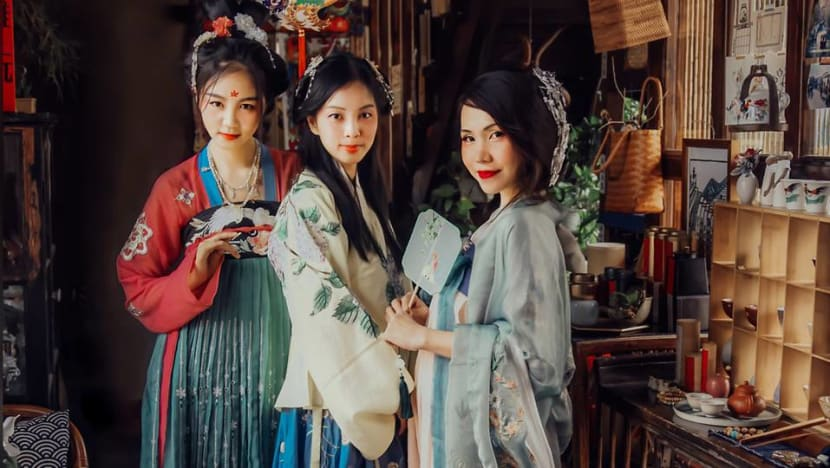 汉服少女通过时尚探索中国传统文化