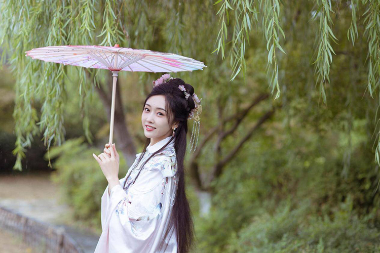 被穿汉服的宣璐惊艳到了！古典又端庄，越看越心动！ 