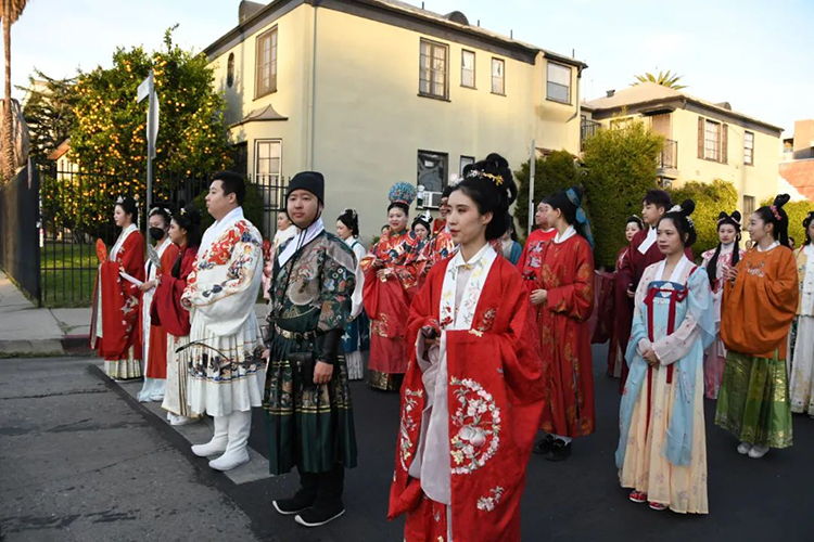 华流才是顶流！中国汉服方阵首次亮相好莱坞圣诞大游行