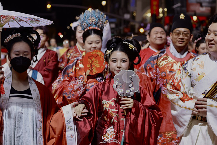 中国汉服元素闪耀好莱坞第90届标志性圣诞大游行