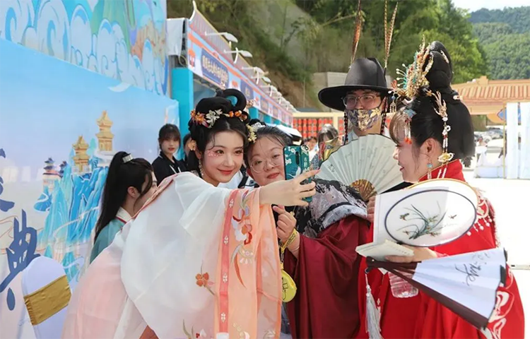 “友好”城市那么多 汉服游为何热洛阳
