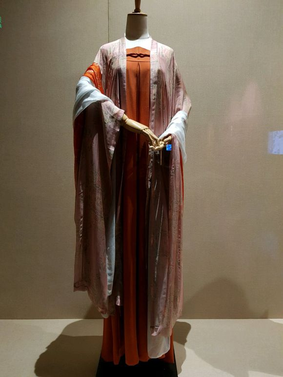 从出土文物，看儒家思想在汉服衣裳之上刺绣出的千古惊叹(图5)