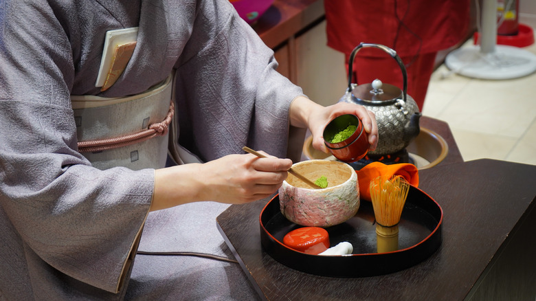 为什么东京的茶室会让你用一个25000美元的碗喝茶(图1)
