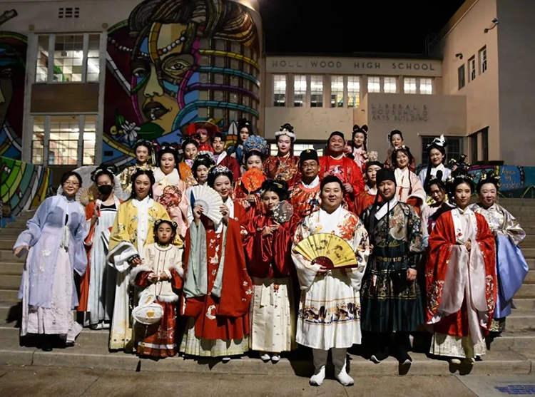 华流YYDS！中国汉服方阵首次亮相好莱坞圣诞大游行(图3)