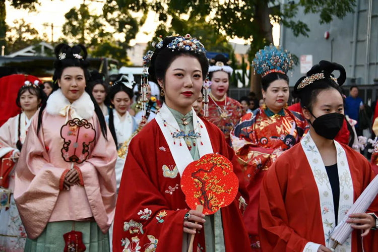 华流YYDS！中国汉服方阵首次亮相好莱坞圣诞大游行(图4)