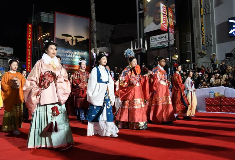 华流YYDS！中国汉服方阵首次亮相好莱坞圣诞大游行(图8)
