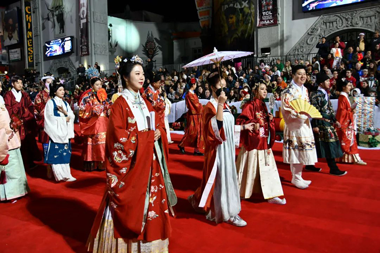 华流YYDS！中国汉服方阵首次亮相好莱坞圣诞大游行(图9)