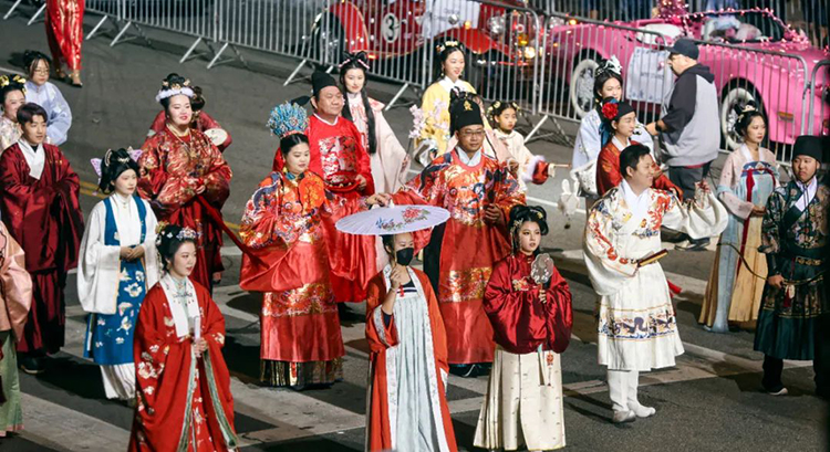华流YYDS！中国汉服方阵首次亮相好莱坞圣诞大游行(图10)